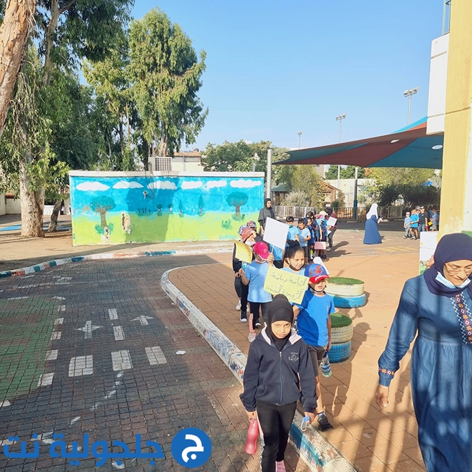 مسار المشي في مدرسة جلجولية الابتدائية أ في يوم المشي العالمي